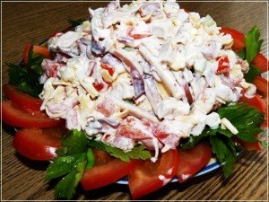 Салат с кальмарами и помидорами